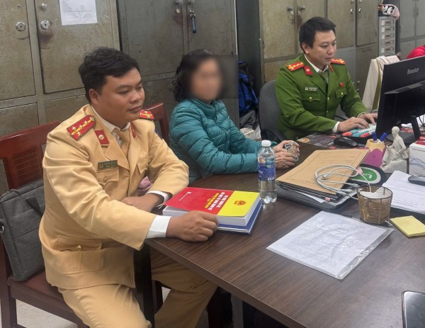 Công an phường Kim Liên phối hợp Phòng CSGT Công an TP Hà Nội làm việc với bà N.T.H.T, sáng 18/1.