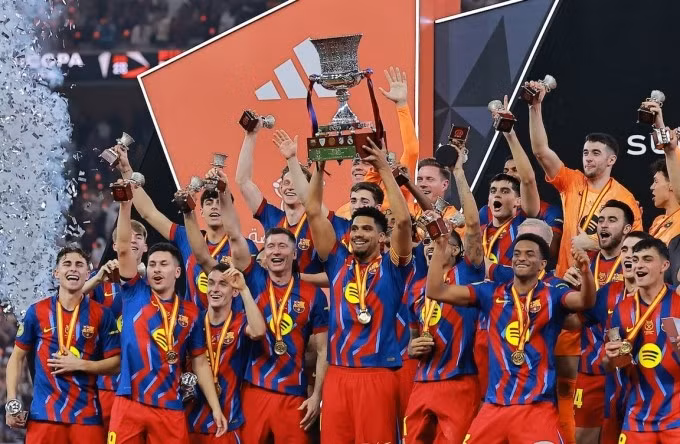 Đội trưởng Ronald Araujo nâng Siêu Cup Tây Ban Nha 2025 sau khi Barca hạ Real 3-2 trong trận chung kết trên sân King Abdullah, Jedda, Arab Saudi ngày 11/1. Ảnh: Reuters