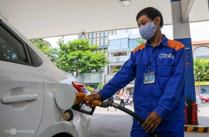 Nhân viên một cây xăng tại TP HCM đổ nhiên liệu cho khách hàng. Ảnh: Quỳnh Trần