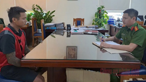 Cán bộ Phòng Trọng án, Cục Cảnh sát hình sự lấy lời khai đối tượng cầm đầu Ngô Quang Vỹ. Cán bộ Phòng Trọng án, Cục Cảnh sát hình sự lấy lời khai đối tượng cầm đầu Ngô Quang Vỹ.