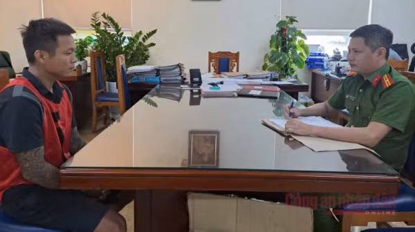 Cán bộ Phòng Trọng án, Cục Cảnh sát hình sự lấy lời khai đối tượng cầm đầu Ngô Quang Vỹ.