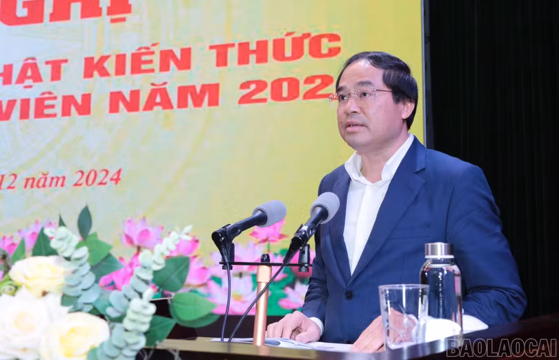 Chủ tịch UBND tỉnh Trịnh Xuân Trường truyền đạt chuyên đề tại hội nghị.