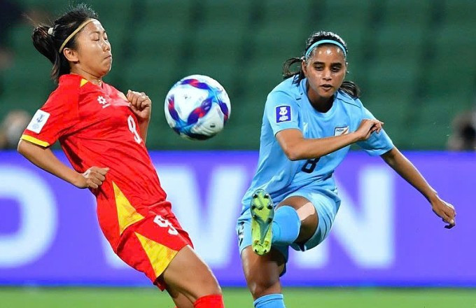 Huỳnh Như bất lực trước sức mạnh của cầu thủ Ấn Độ ở lượt trận đầu tiên bảng C Asian Cup nữ 2026, tối 3/4.