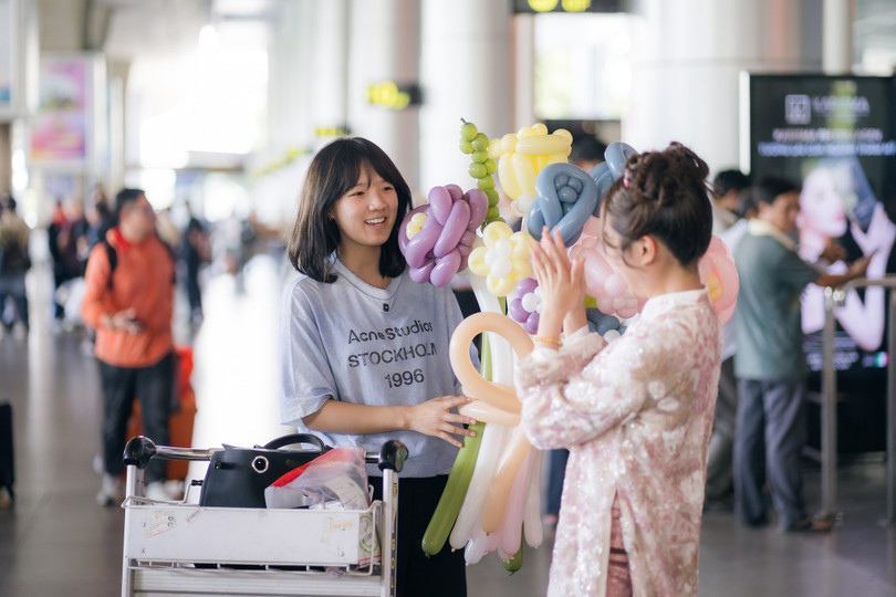 Phương Mỹ Chi đón ca sĩ Khả Lâu (Trung Quốc) đến TP.HCM, ngày 15/7. Ảnh: Phương Mỹ Chi. Phương Mỹ Chi đón ca sĩ Khả Lâu (Trung Quốc) đến TP.HCM, ngày 15/7. Ảnh: Phương Mỹ Chi.