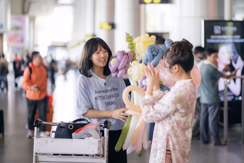 Phương Mỹ Chi đón ca sĩ Khả Lâu (Trung Quốc) đến TP.HCM, ngày 15/7. Ảnh: Phương Mỹ Chi.