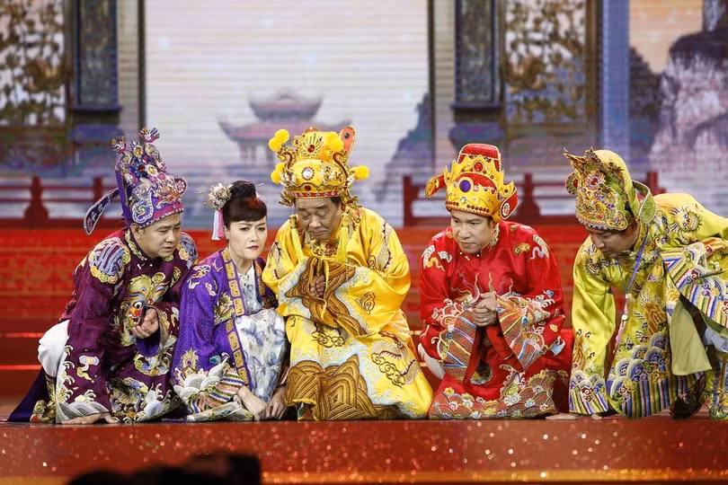 Từ trái sang phải: NSND Tự Long, nghệ sĩ Vân Dung, NSND Quốc Khánh, NSƯT Quang Thắng, NSƯT Chí Trung trên sân khấu "Táo quân 2025" (Ảnh: VTV).