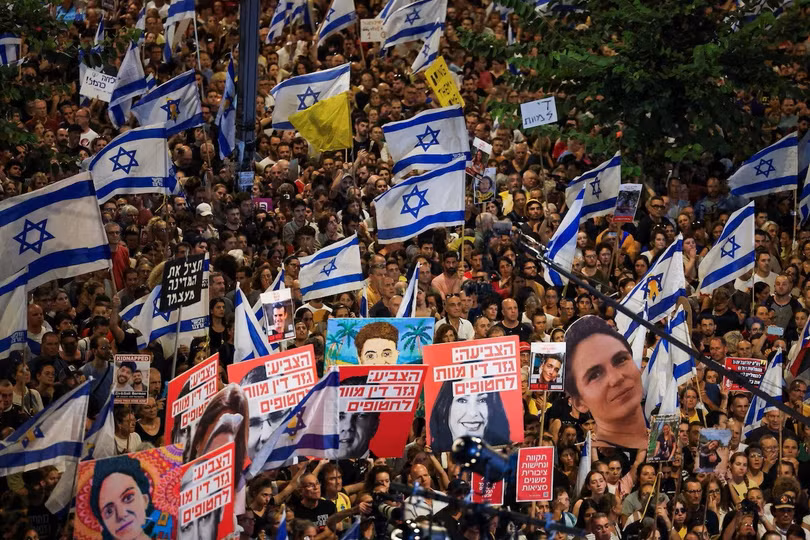 Hàng trăm nghìn người tham gia biểu tình nhằm kêu gọi chính phủ Israel tiến tới đạt thỏa thuận ngừng bắn và trao đổi con tin với Hamas. Ảnh: Reuters