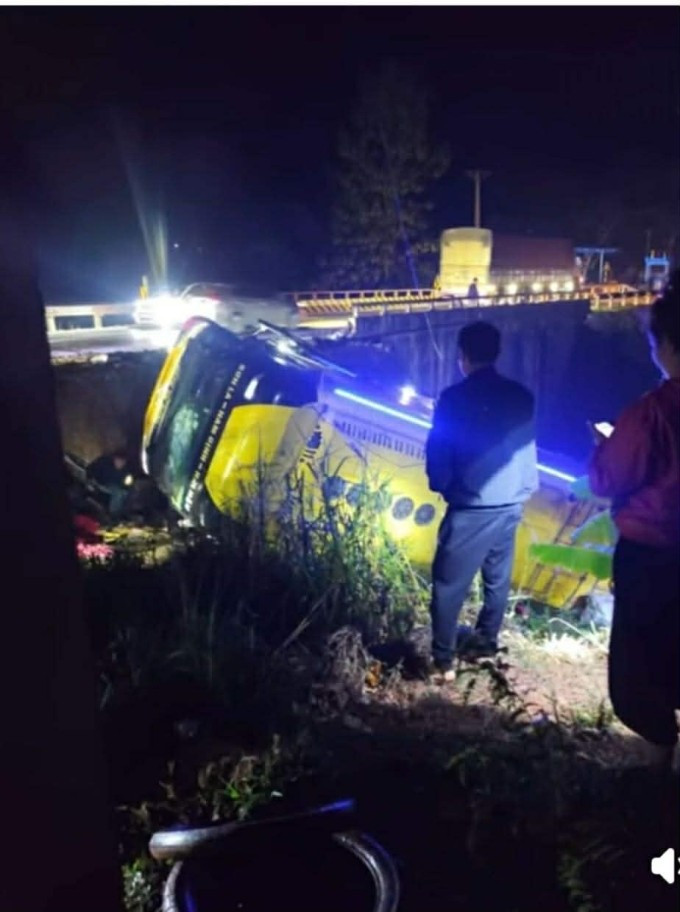 Xe khách đâm đổ lan can cầu lao xuống mương nước. Ảnh: Hoàng Văn Ngọc