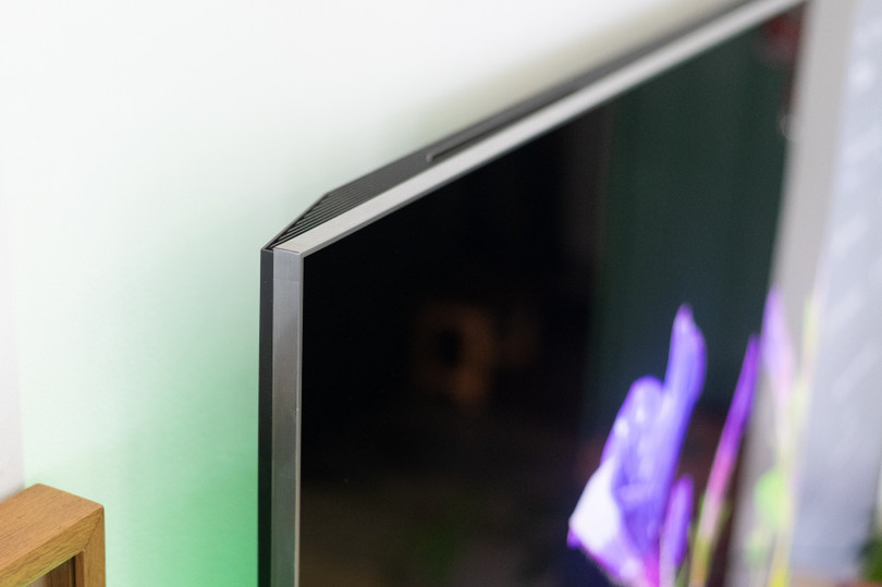 TCL C8K có mặt lưng dày 51 mm, sẽ trở thành tấm tranh ấn tượng khi treo lên tường. Ảnh: What Hi-Fi? TCL C8K có mặt lưng dày 51 mm, sẽ trở thành tấm tranh ấn tượng khi treo lên tường. Ảnh: What Hi-Fi?