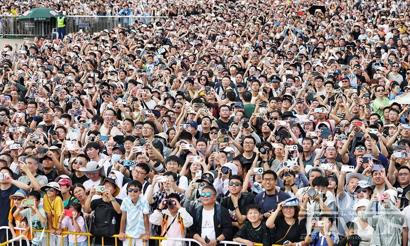 Đây là triển lãm thương mại hàng không vũ trụ quốc tế duy nhất được chính quyền trung ương Trung Quốc phê duyệt. Chương trình quy tụ các &quot;ông lớn&quot; trong ngành công nghiệp hàng không vũ trụ và cũng là cách thức để đại lục phô diễn khí tài hiện đại. Năm nay, không gian triển lãm trong nhà đạt quy mô kỷ lục 120.000 m2 (tăng 20%), theo Airshow, trang web chính thức của cơ quan tổ chức. Ảnh: Cui Meng/GT.