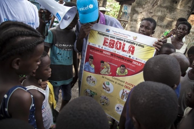 Các nhân viên xã hội đang trò chuyện với một nhóm trẻ em về Ebola tại thành phố Mbandaka, Congo. Ảnh: UNICEF Các nhân viên xã hội đang trò chuyện với một nhóm trẻ em về Ebola tại thành phố Mbandaka, Congo. Ảnh: UNICEF