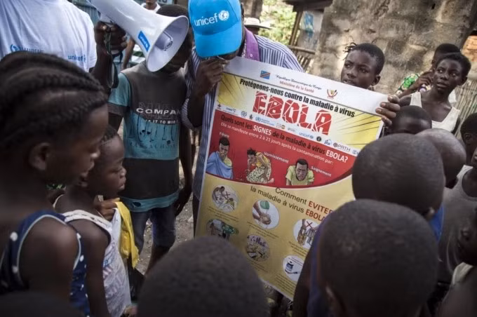 Các nhân viên xã hội đang trò chuyện với một nhóm trẻ em về Ebola tại thành phố Mbandaka, Congo. Ảnh: UNICEF