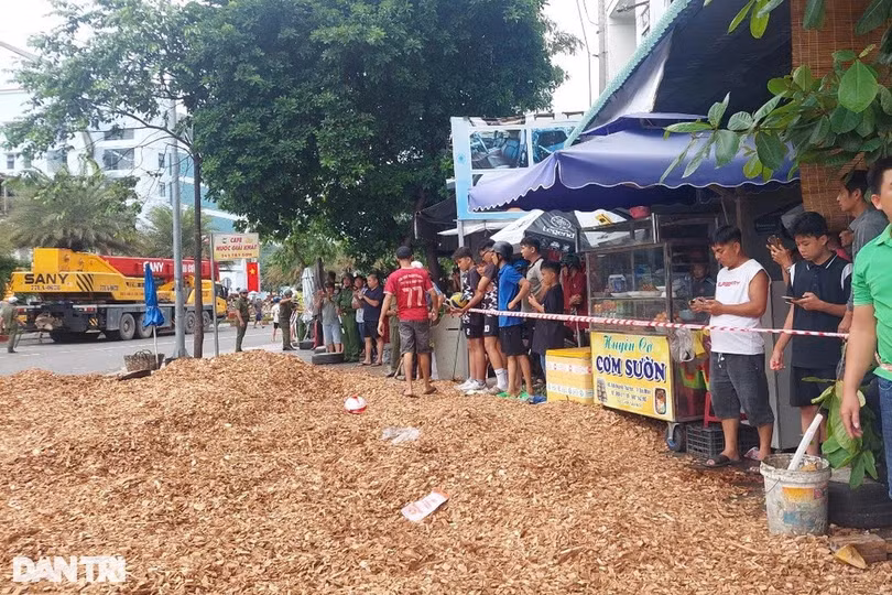 Dăm gỗ đổ tràn lên vỉa hè đường gần khu vực người dân buôn bán (Ảnh: Doãn Công).