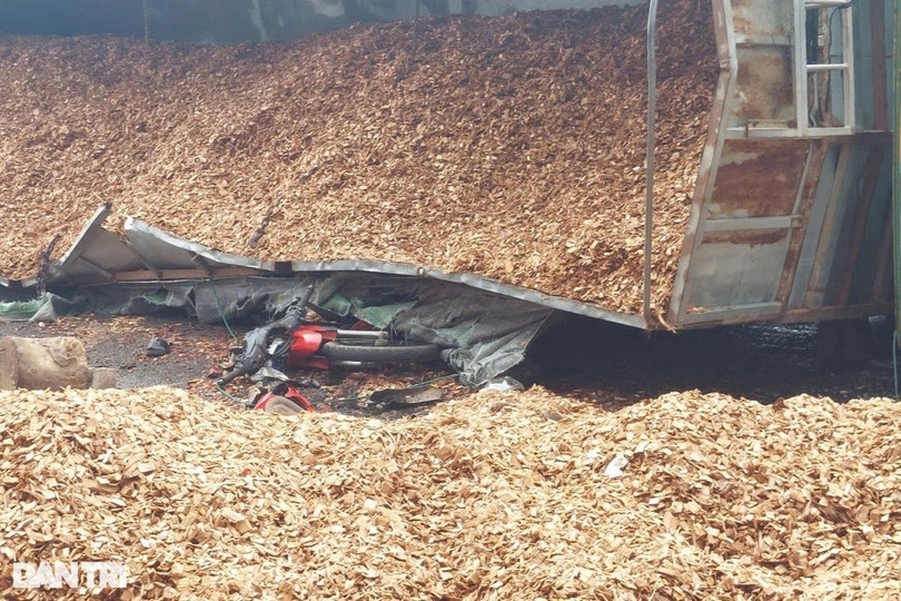 Xe máy bị thùng dăm gỗ đè bẹp (Ảnh: Doãn Công).