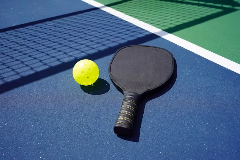 Người mới chơi pickleball nên chọn vợt được làm từ chất liệu carbon sẽ được tối ưu về trọng lượng (Ảnh: Etoncollege).