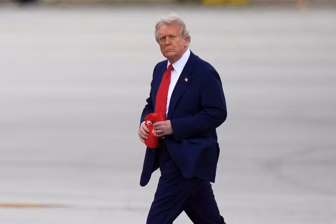 Tổng thống Mỹ Donald Trump tại sân bay quốc tế Miami, bang Florida ngày 3/4. Ảnh: AP