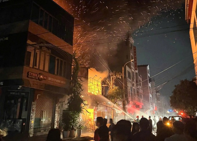 Cảnh sát dập hỏa hoạn tại chợ My Điền 2, rạng sáng 26/5. Ảnh: Hồng Gấm