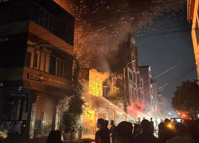 Cảnh sát dập hỏa hoạn tại chợ My Điền 2, rạng sáng 26/5. Ảnh: Hồng Gấm