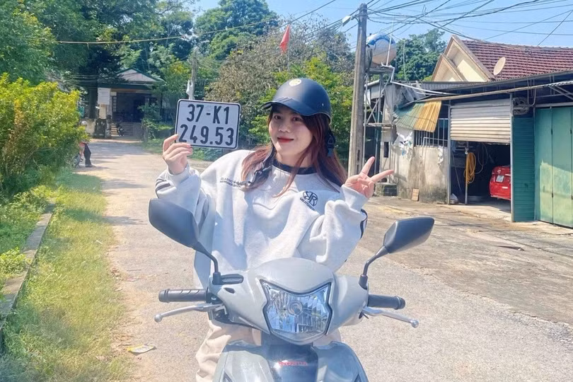 Nữ chủ nhân cùng biển số xe được cộng đồng mạng nói vui "gánh cho cả huyện" (Ảnh: N. Bình).