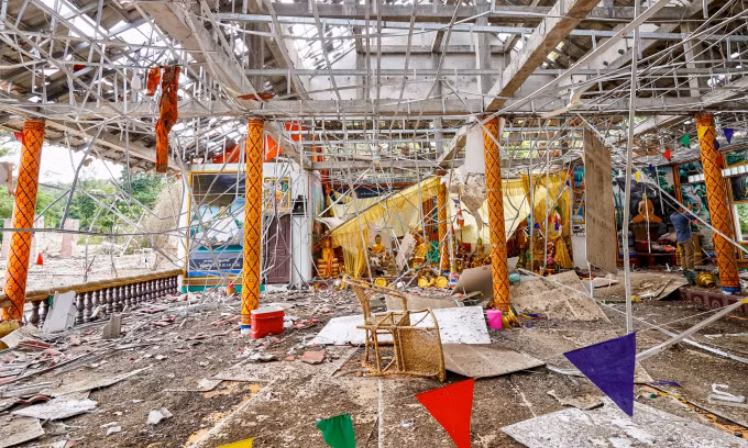 Một ngôi chùa bị hư hại, được cho là do bị Thái Lan pháo kích, tại tỉnh Oddar Meanchey của Campuchia hôm 25/7. Ảnh: AFP