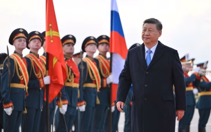 Chủ tịch Trung Quốc Tập Cận Bình đi ngang qua đội danh dự trong lễ đón khi ông đến sân bay ở Matxcơva, Nga ngày 7-5 - Ảnh: REUTERS