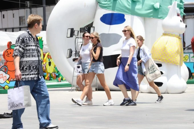 Khách quốc tế du lịch tại Thái Lan. Ảnh: Apichart Jinakul