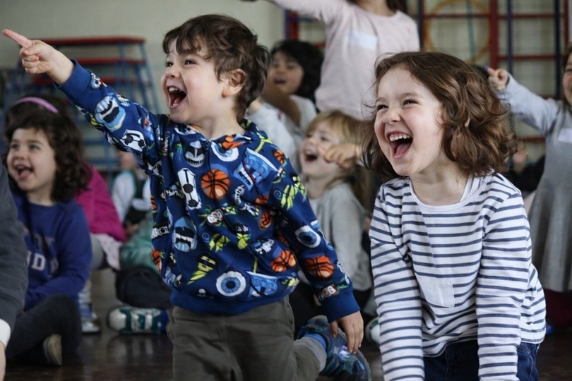 Làm chủ trò chơi nhanh chóng: Trẻ thông minh thường có xu hướng làm chủ đồ chơi của mình và các trò chơi nhanh hơn đứa trẻ bình thường. Chúng cũng có trí tưởng tượng phong phú, luôn đưa ra những ý tưởng và giải pháp mới cho các trò chơi hoặc vấn đề hiện có. Trẻ thông minh cũng không ngại thời gian ở một mình vì trí óc của trẻ luôn đủ bận rộn để tạo không gian chơi riêng cho mình. Ảnh: WordPress.