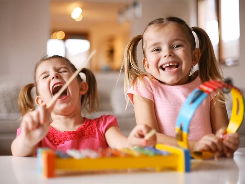 Trẻ có rất nhiều năng lượng: Theo Raising Children Network, nếu con bạn luôn tràn đầy năng lượng, nhất là khi tham gia những hoạt động mà chúng yêu thích, hay luôn háo hức bắt đầu ngày mới, đây có thể là dấu hiệu cho thấy trí não của con đang hoạt động rất mạnh. Mức năng lượng dồi dào này có thể xuất phát từ việc con liên tục muốn khám phá những hoạt động và trải nghiệm mới mẻ. Cha mẹ nên khuyến khích điều này vì giúp con có thêm trải nghiệm thú vị và phát triển tư duy của não bộ ngay từ khi còn nhỏ. Ảnh: Unsplash.