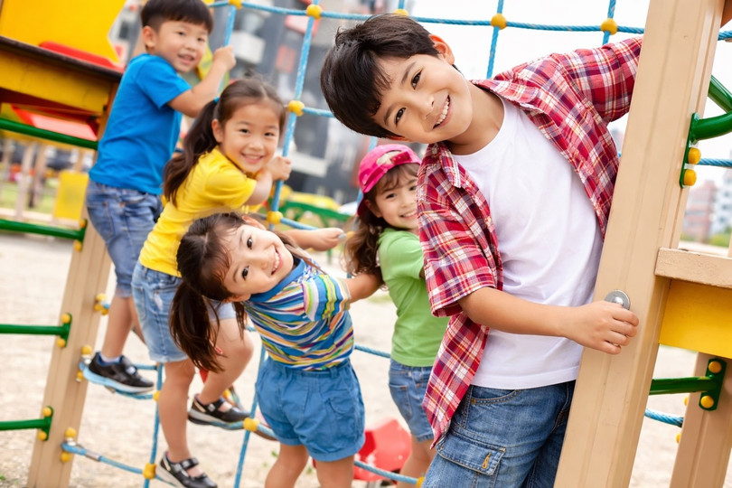 Thường chơi với người lớn tuổi hơn: Con bạn có xu hướng phát triển tốt hơn trong môi trường có những đứa trẻ lớn tuổi hơn hoặc thậm chí là người lớn khác không? Chia sẻ với BBC, Lyn Kendall, chuyên gia tư vấn về trẻ em tài năng của Mensa Anh, cho biết trẻ em thông minh thường thích chơi với những đứa trẻ lớn tuổi hơn hoặc người lớn. Những đứa trẻ vượt trội không chỉ cảm thấy thoải mái khi ở bên cạnh những người lớn tuổi hơn mà còn học hỏi được nhiều điều từ họ. Đứa trẻ đặc biệt lanh lợi cũng dễ dàng nói chuyện với người lớn về nhiều chủ đề khác nhau thay vì bạn bè cùng tuổi. Ảnh: Movoto.