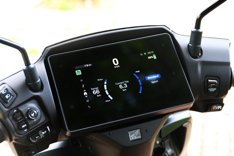 Khởi động xe, điều ấn tượng đầu tiên với tôi là sự êm ái. Chiếc Honda CUV e: gần như không phát ra âm thanh khi khởi động. Nếu không có thông tin hiển thị trên màn hình TFT, tôi gần như không nhận ra chiếc xe máy điện đã sẵn sàng.