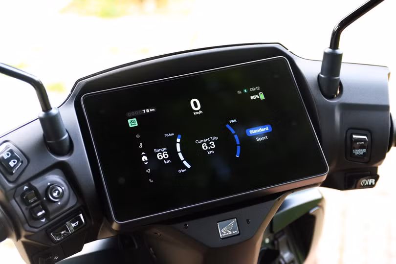 Khởi động xe, điều ấn tượng đầu tiên với tôi là sự êm ái. Chiếc Honda CUV e: gần như không phát ra âm thanh khi khởi động. Nếu không có thông tin hiển thị trên màn hình TFT, tôi gần như không nhận ra chiếc xe máy điện đã sẵn sàng.