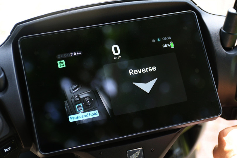 Một trong những tính năng mà tôi yêu thích nhất trên Honda CUV e: là chế độ lùi. Với nữ giới, tính năng này rất hữu dụng, nhất là khi Honda CUV e: là một chiếc xe máy điện nặng gần 120 kg.