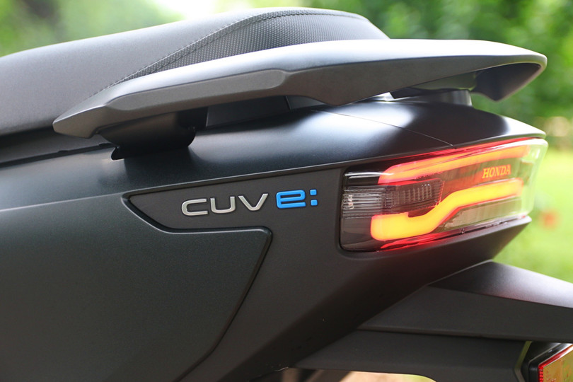 Chiếc xe tôi có cơ hội trải nghiệm là Honda CUV e:, chỉ cho thuê không bán. Về cảm quan cá nhân, tôi cho rằng chiếc xe sở hữu ngoại hình khác biệt so với phần lớn xe 2 bánh trên thị trường.