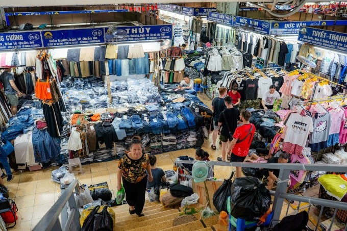 Småhandlares stånd på Dong Xuan-marknaden (Hanoi). Foto: Hoang Giang Các gian hàng của tiểu thương tại chợ Đồng Xuân (Hà Nội). Ảnh: Hoàng Giang