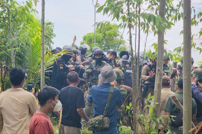 Binh sĩ Thái Lan đối đầu với người biểu tình Campuchia ở khu vực biên giới ngày 17/9. Ảnh: AFP