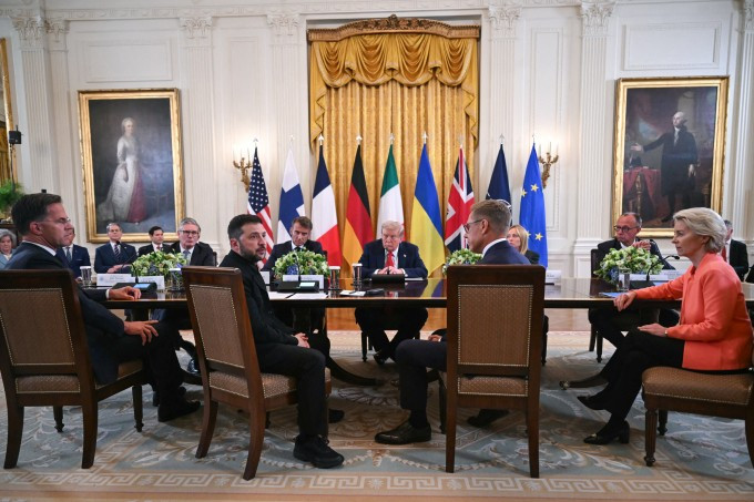 Tổng thống Mỹ Donald Trump gặp người đồng cấp Ukraine Volodymyr Zelensky, các lãnh đạo châu Âu và Tổng thư ký NATO tại Nhà Trắng ngày 18/8. Ảnh: AFP Tổng thống Mỹ Donald Trump gặp người đồng cấp Ukraine Volodymyr Zelensky, các lãnh đạo châu Âu và Tổng thư ký NATO tại Nhà Trắng ngày 18/8. Ảnh: AFP