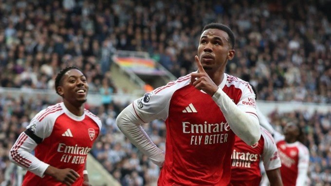 Gabriel (phải) mừng bàn ấn định chiến thắng 2-1 trên sân St James' Park, Newcastle, Anh hôm 28/9. Ảnh: Reuters Gabriel (phải) mừng bàn ấn định chiến thắng 2-1 trên sân St James' Park, Newcastle, Anh hôm 28/9. Ảnh: Reuters