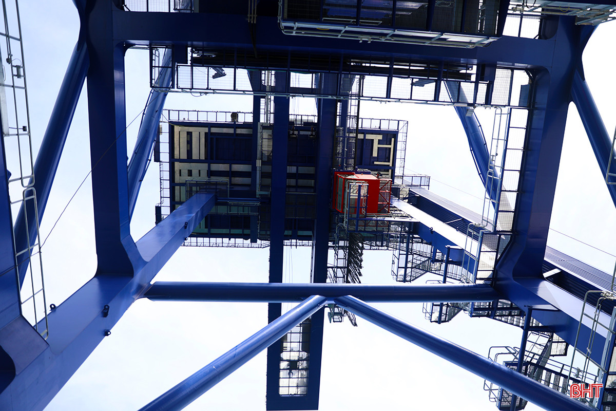 Hiện nay, hạng mục cầu cảng dài gần 2.000m cơ bản đã hoàn thành, sẵn sàng cho việc vận hành thử.