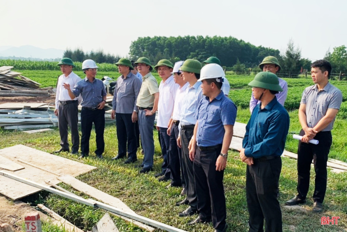 Đoàn công tác kiểm tra tiến độ thi công tại vị trí móng ở xã Cẩm Mỹ, huyện Cẩm Xuyên. d6a5b3132e33806dd922-2.jpeg