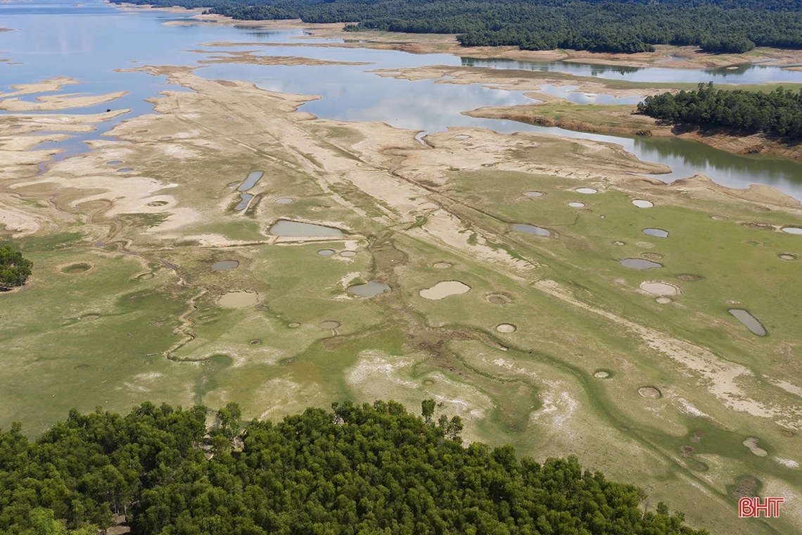 Lãnh đạo tỉnh dâng hương tại đền thờ anh hùng liệt sĩ ở hồ Kẻ Gỗ