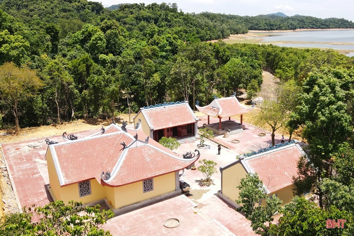 Lãnh đạo tỉnh dâng hương tại đền thờ anh hùng liệt sĩ ở hồ Kẻ Gỗ