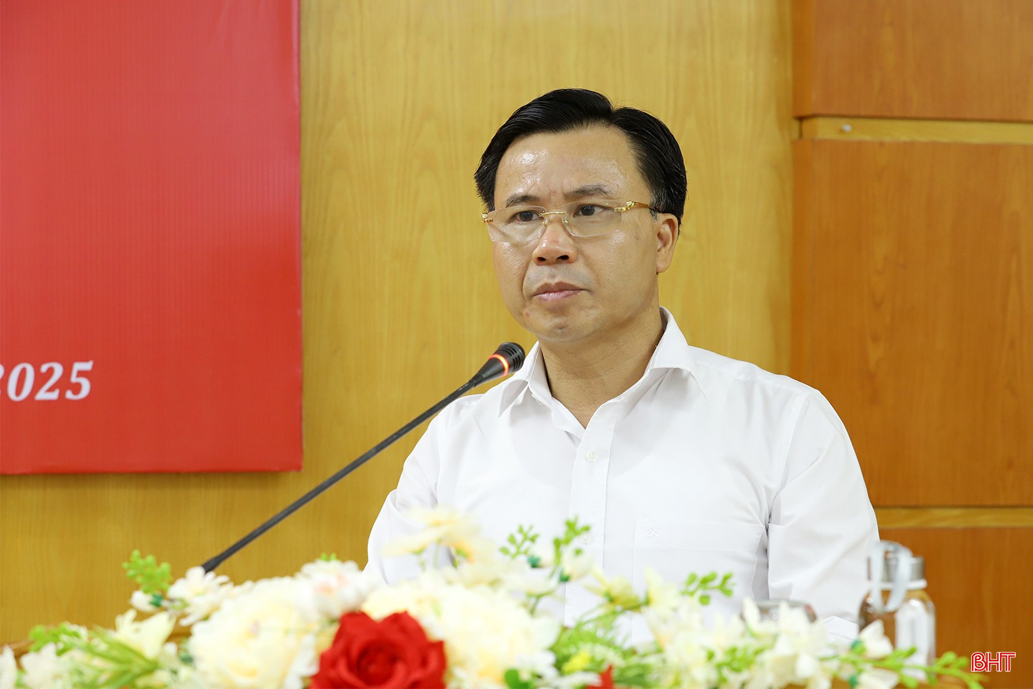 Giám đốc Sở Nông nghiệp và Môi trường Lê Ngọc Huấn trình bày các tờ trình về lĩnh vực nông nghiệp, tài nguyên, môi trường. bqbht_br_hop-hdnd-tinh-ky-29-3.jpg