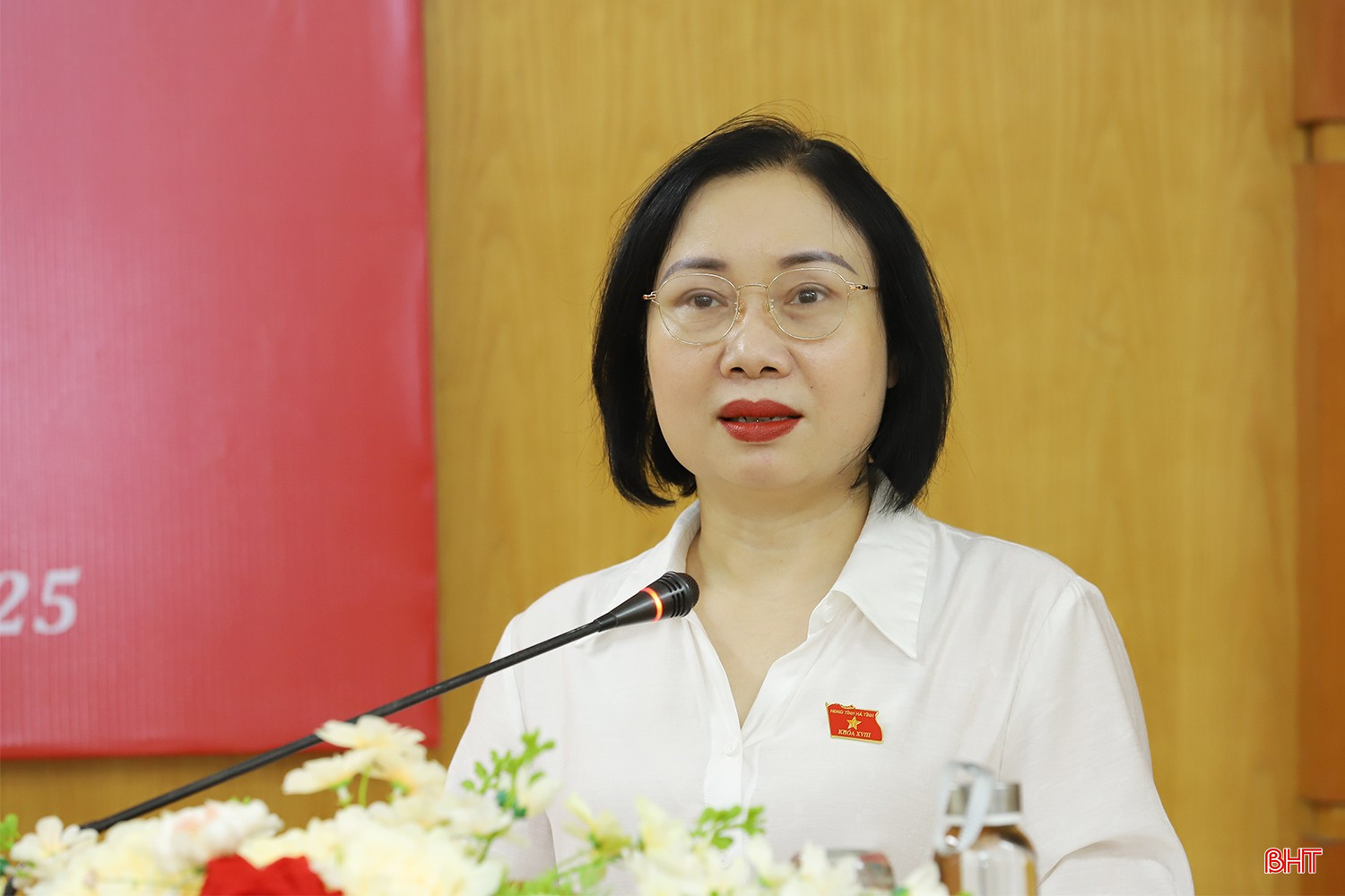 Trưởng ban Kinh tế - Ngân sách Nguyễn Thị Thúy Nga trình bày báo cáo thẩm tra. bqbht_br_hop-hdnd-tinh-ky-29-6.jpg