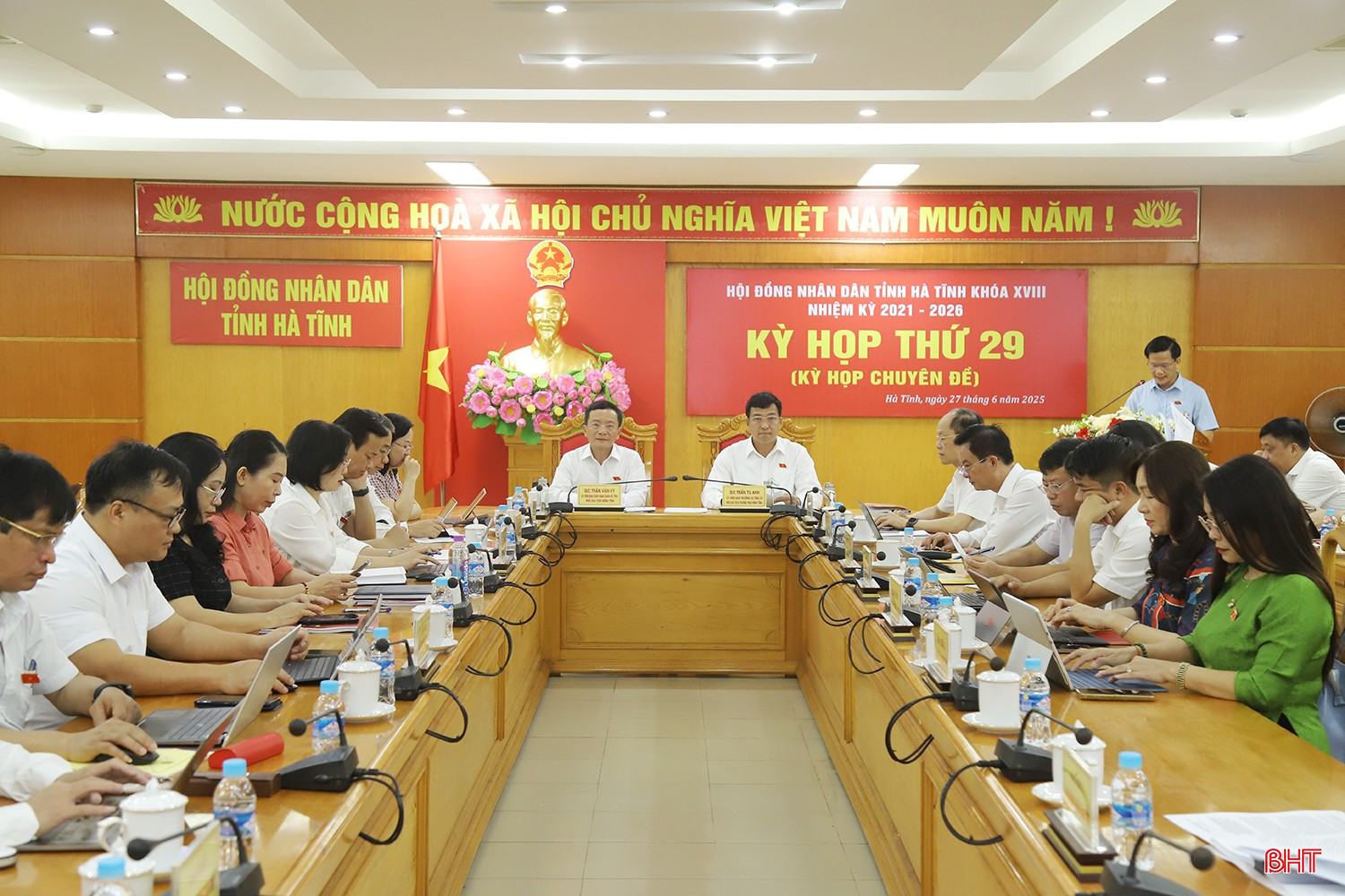 Phó Chủ tịch Thường trực HĐND tỉnh Trần Tú Anh và Phó Chủ tịch HĐND tỉnh Trần Văn Kỳ điều hành kỳ họp. bqbht_br_hop-hdnd-tinh-ky-29-5.jpg