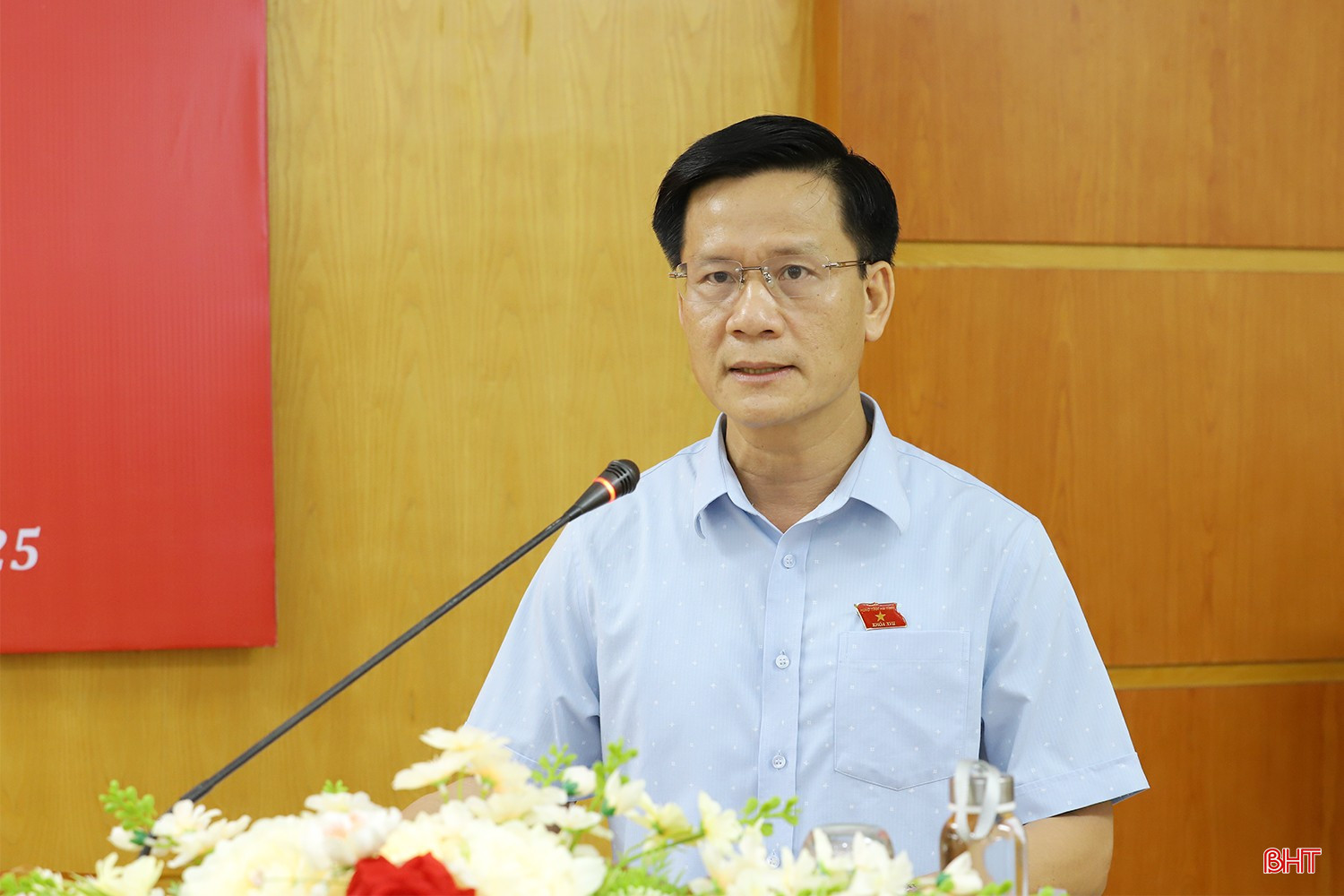 Giám đốc Sở Tài chính Trịnh Văn Ngọc trình bày các tờ trình về lĩnh vực tài chính ngân sách, đầu tư ngoài ngân sách. bqbht_br_hop-hdnd-tinh-ky-29-4.jpg