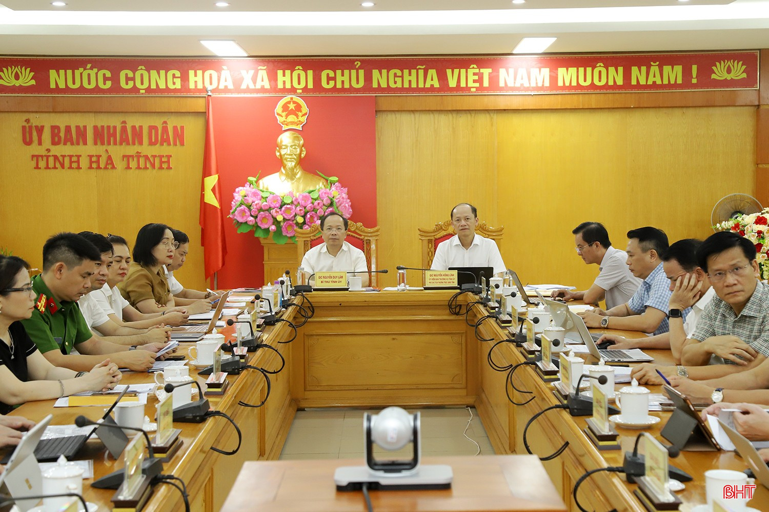 Bí thư Tỉnh ủy Nguyễn Duy Lâm và Phó Chủ tịch Thường trực UBND tỉnh Nguyễn Hồng Lĩnh cùng các đại biểu tham dự hội nghị ở điểm cầu Hà Tĩnh. bqbht_br_hoi-nghi-toan-quoc-ve-xay-dung-ntm-4.jpg