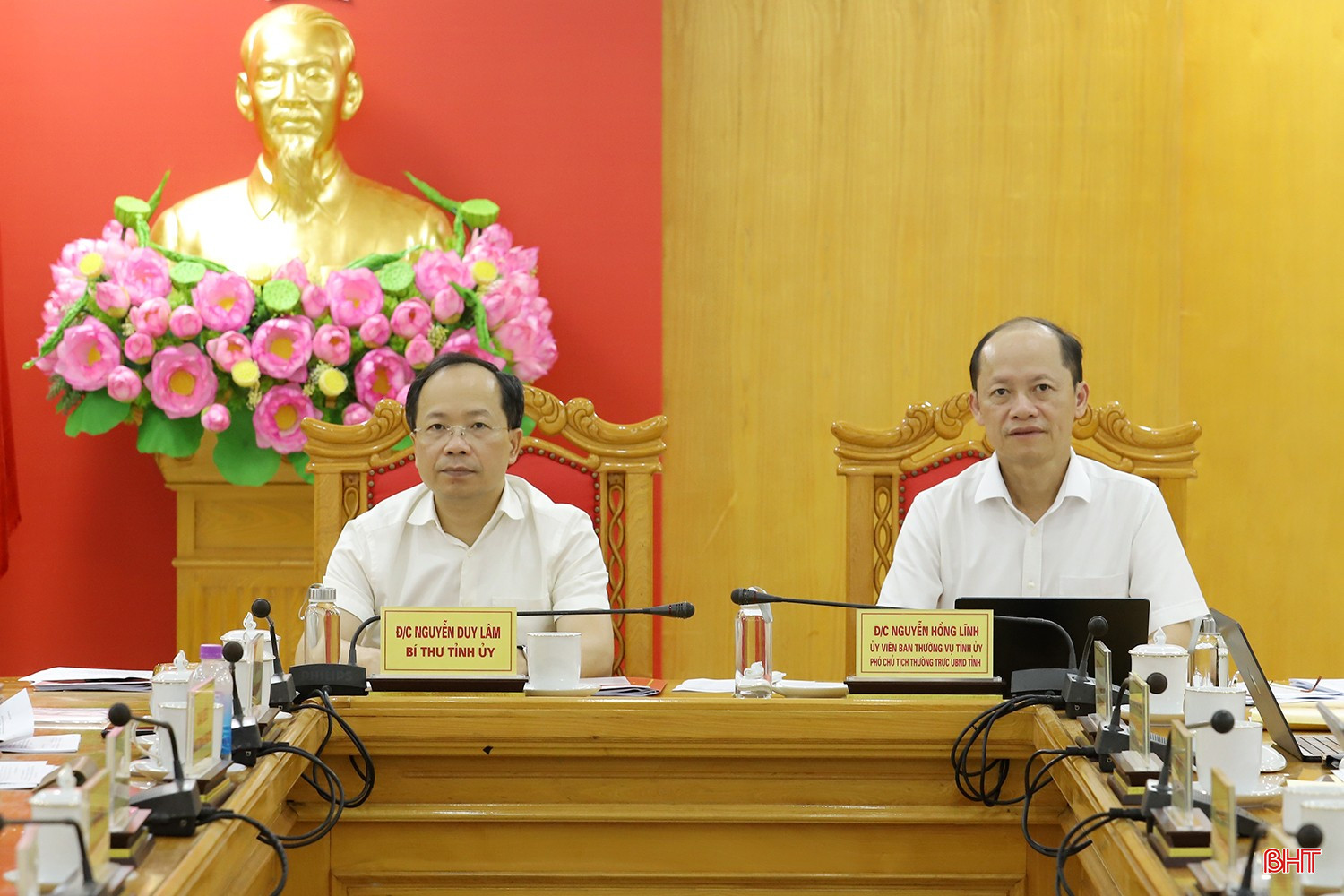 Bí thư Tỉnh ủy Nguyễn Duy Lâm và Phó Chủ tịch Thường trực UBND tỉnh Nguyễn Hồng Lĩnh điều hành điểm cầu Hà Tĩnh. bqbht_br_hoi-nghi-toan-quoc-ve-xay-dung-ntm-3.jpg