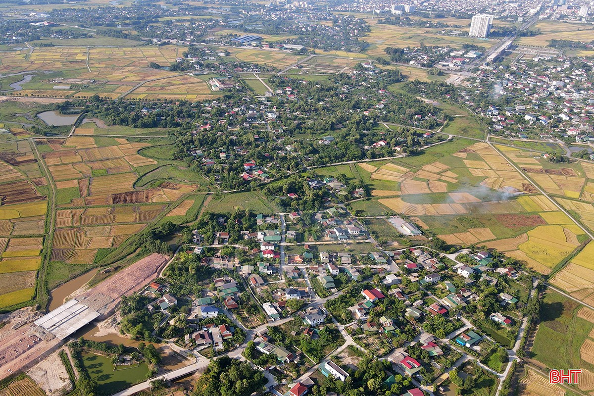 Sở Xây dựng thống nhất lựa chọn khu đất ở thôn Liên Vinh, xã Thạch Đài, huyện Thạch Hà (phường Hà Huy Tập sau sắp xếp) để khởi công khu tái định cư dự án đường sắt tốc độ cao trên trục Bắc - Nam qua địa bàn Hà Tĩnh vào ngày 19/8/2025. bqbht_br_duong-sat-toc-do-cao.jpg