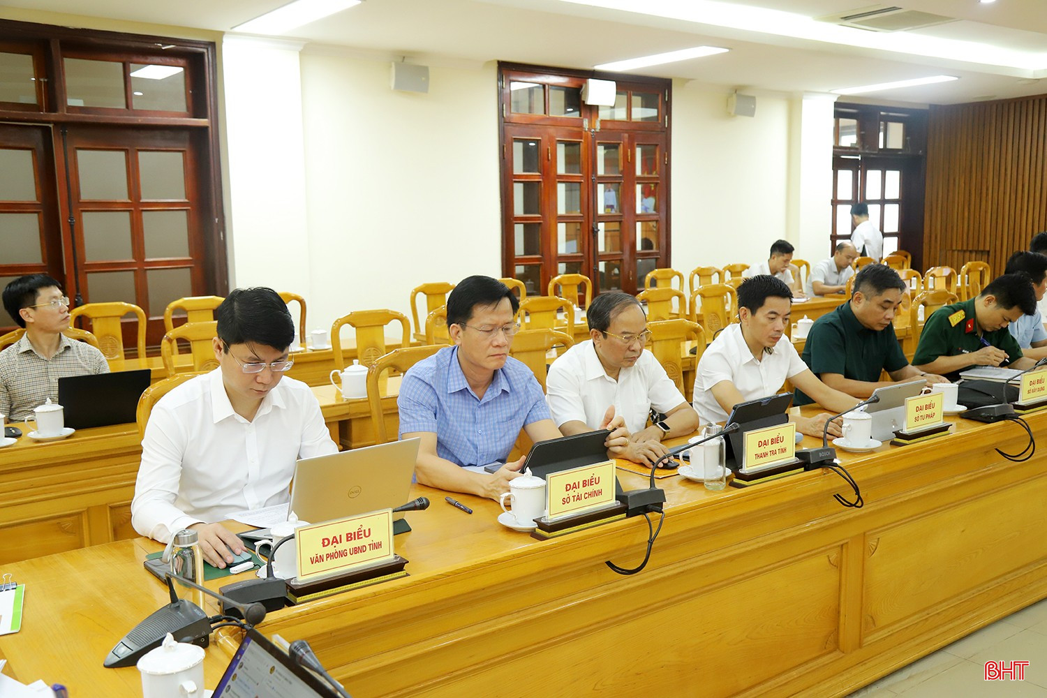 ... và lãnh đạo các sở, ngành tham gia cuộc họp ở điểm cầu Hà Tĩnh. bqbht_br_hop-dat-dai.jpg