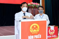 Thường trực Tỉnh ủy Hà Tĩnh bỏ phiếu bầu cử tại nơi cư trú